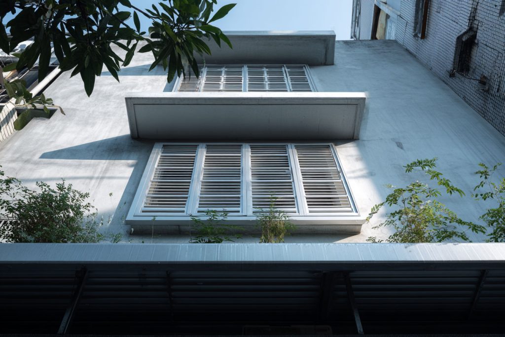 一般房屋對外窗有防水、防盜、視野、通風等需要，鋁製百葉窗比一般台灣常見的鋁條安全窗更具美觀