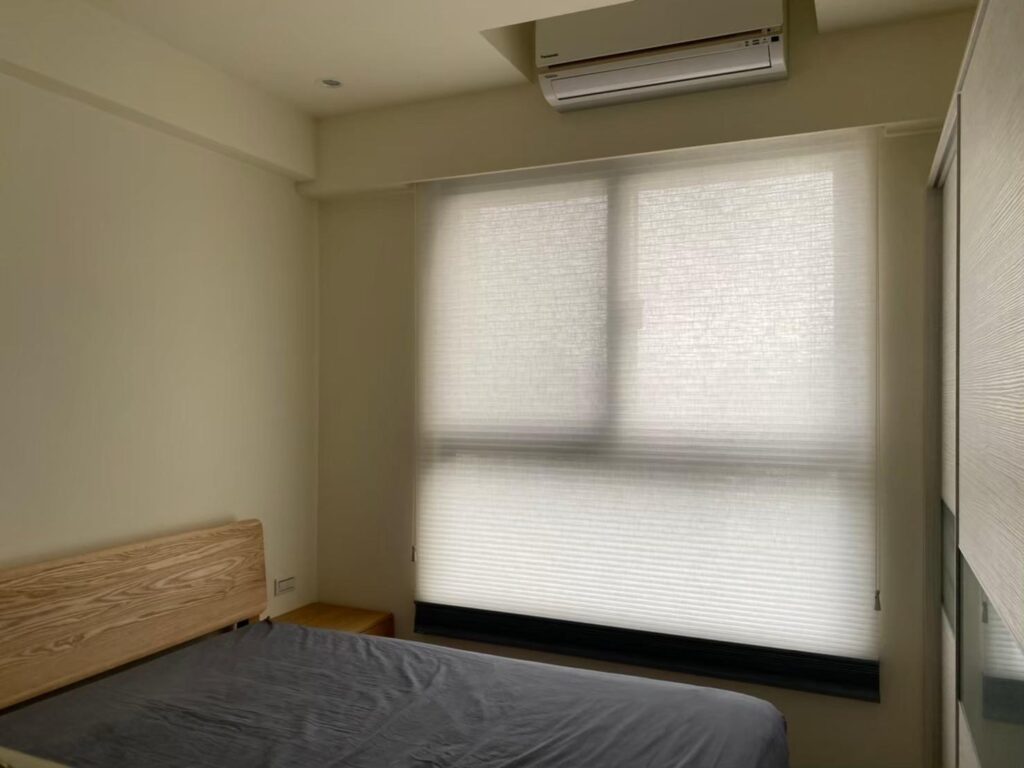 白日濾光，夜間可將深色遮光拉開