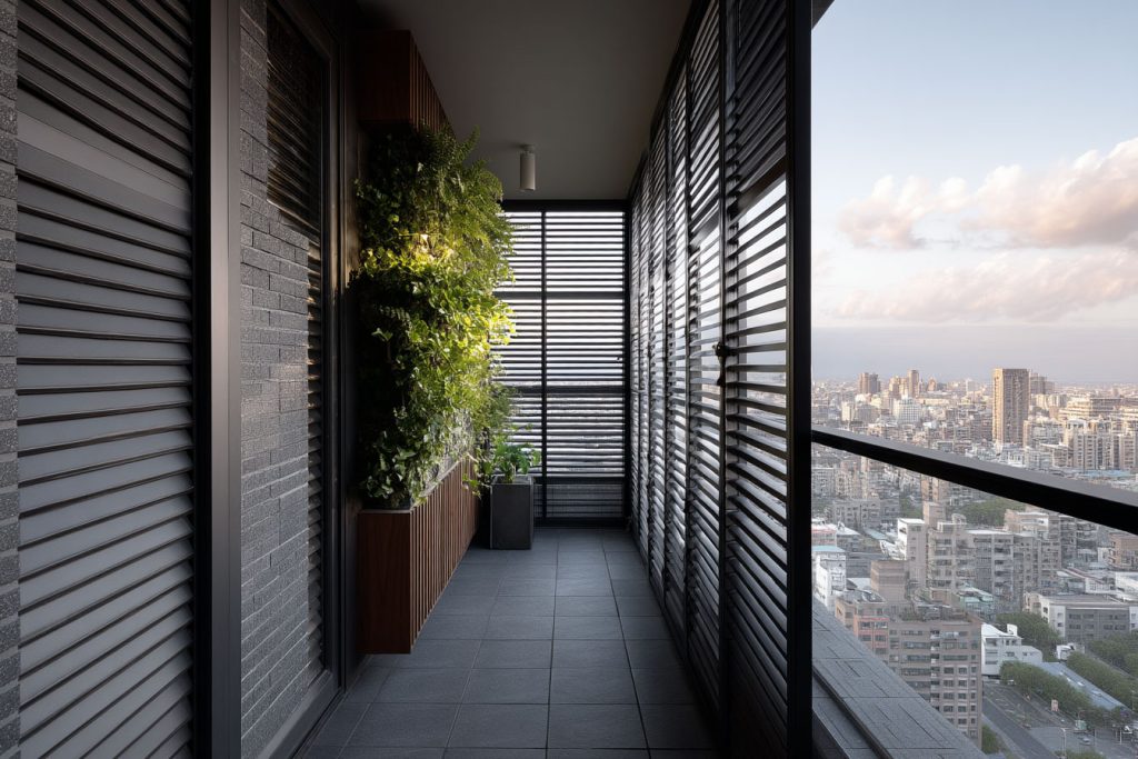 仿木典雅百葉窗，在陽台提供安全與控光等功能