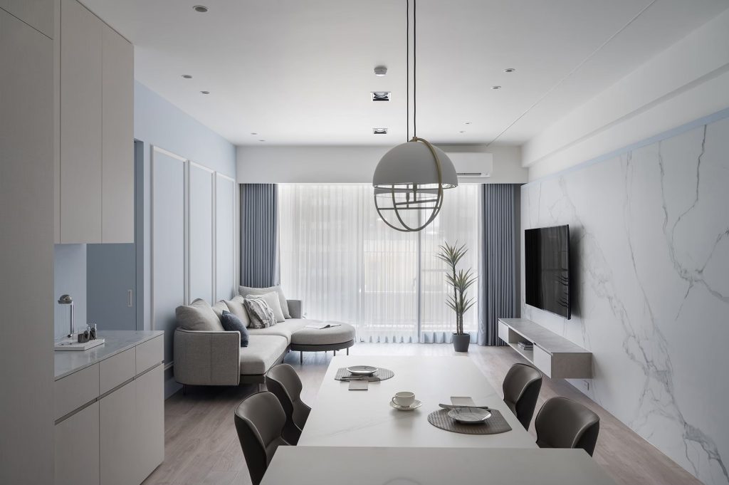 蛇形簾是近年來非常流行的布簾類形，能夠讓客廳大窗有大器感