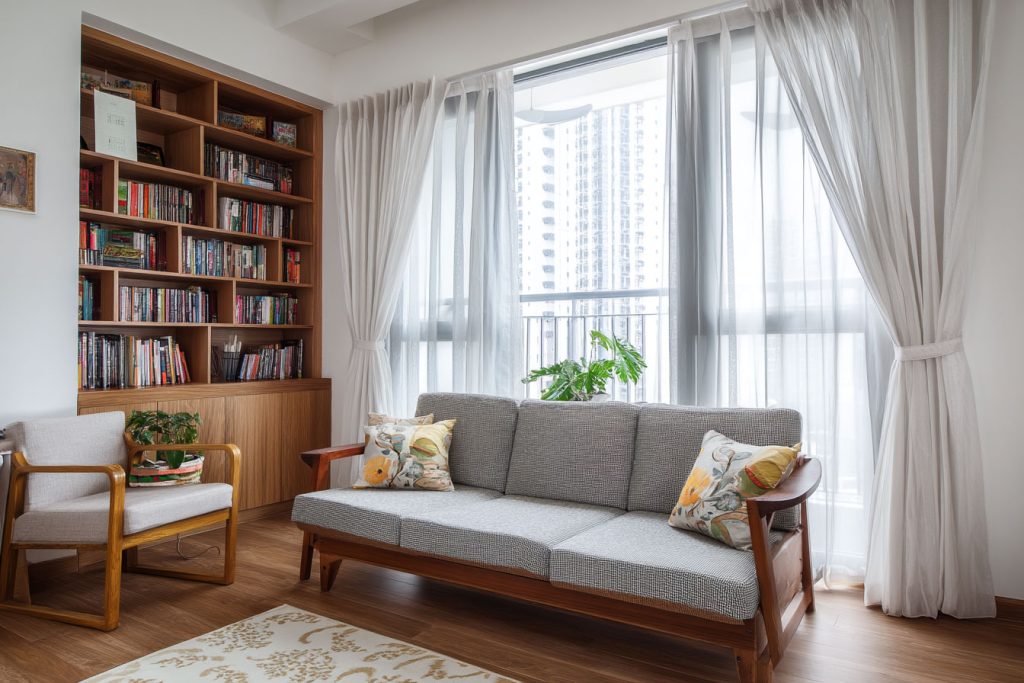 布簾與紗簾是客廳常見的窗簾選項