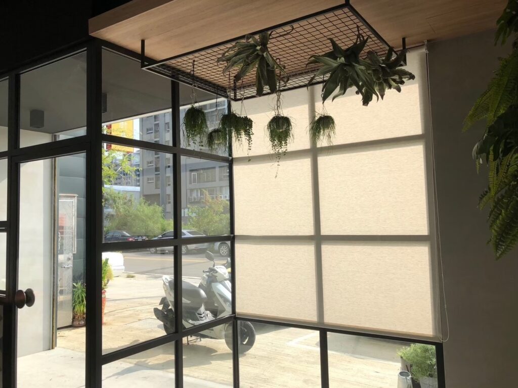 透光捲簾，材質特性具備一定程度的濾光機能，挑選時可以考慮以透光度要求提供布樣