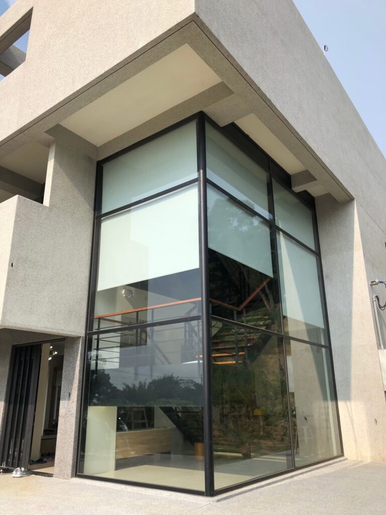 遮光度高的捲簾，通常出現在陽光強烈的窗戶