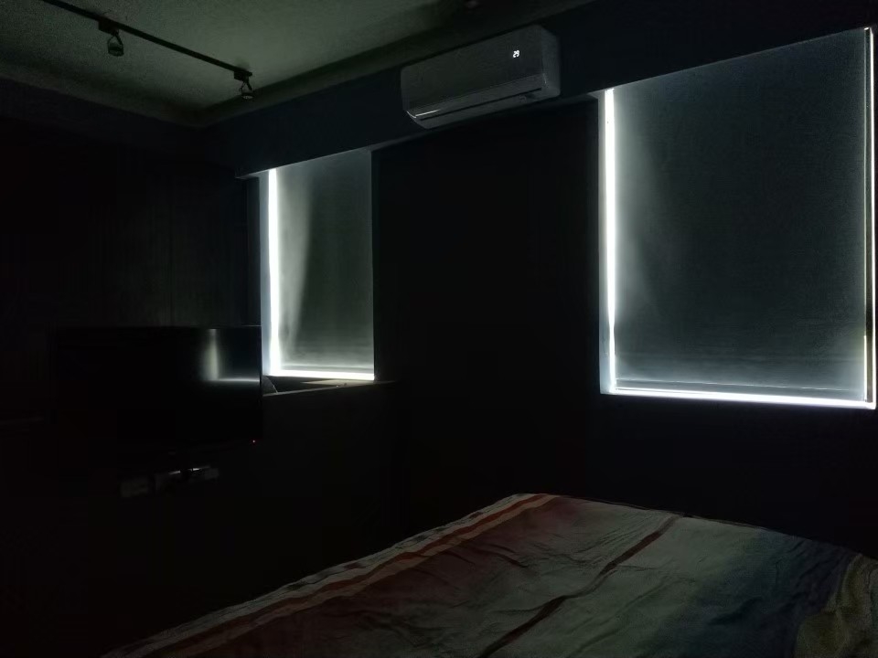 捲簾缺點之一：即使材質 100% 遮光，光線仍會從左右兩側洩出。