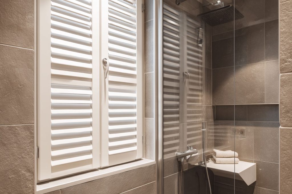 浴室塑鋁百葉防水、防霉、容易清潔、隱私等多重功能，又比百葉簾更耐用