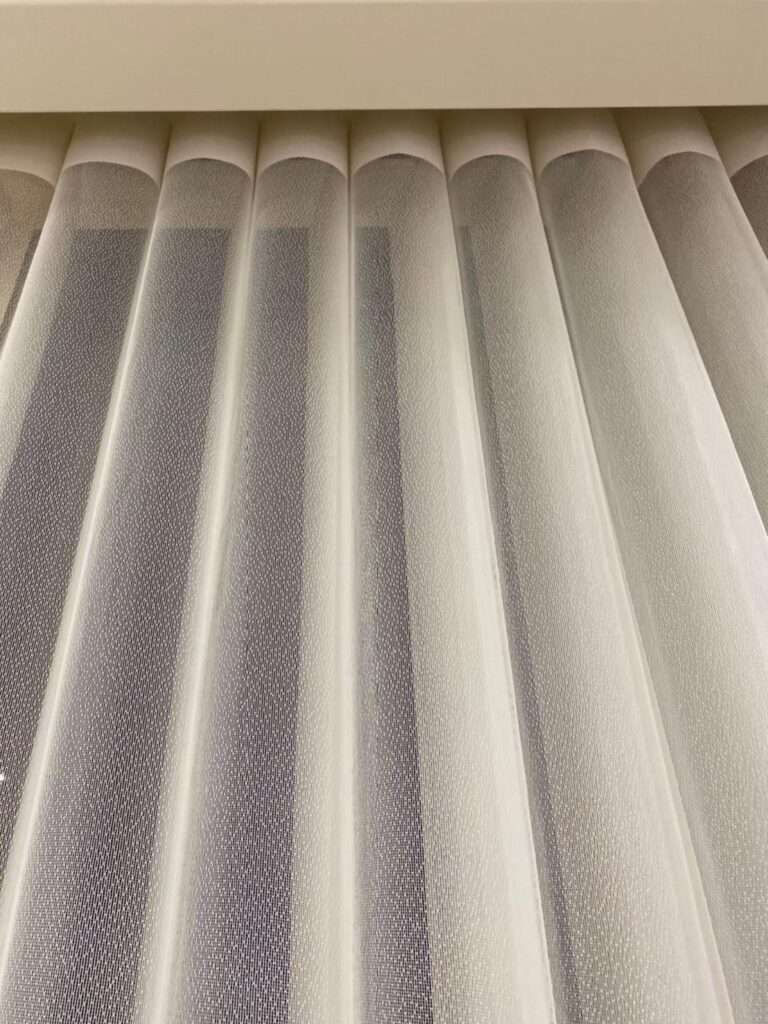 直立柔紗簾又稱穿越簾