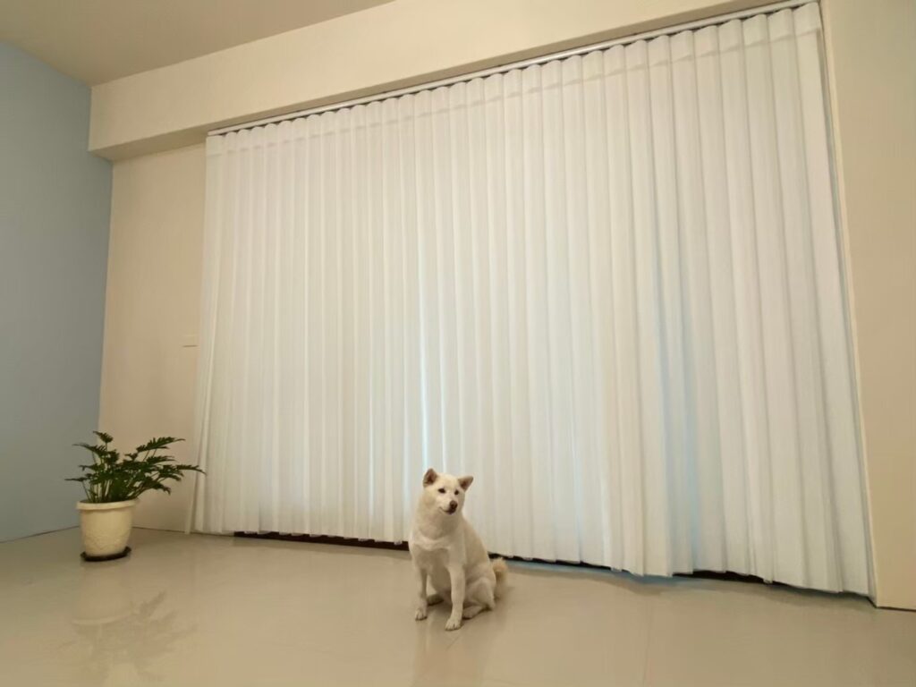 穿越簾非常適合陽台落地窗，即使簾頁關閉，家中寵物也可以進出不受影響