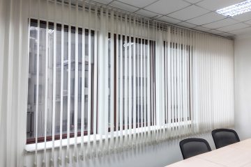 直立簾一直是辦公室最愛的窗簾，可以遮蔽視線