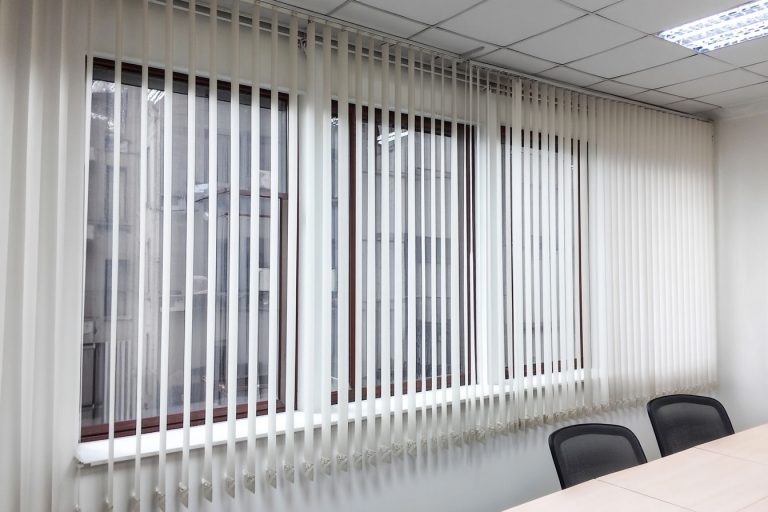 直立簾一直是辦公室最愛的窗簾，可以遮蔽視線