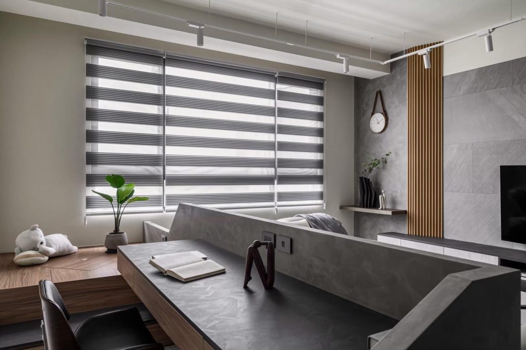 斑馬簾/調光捲簾、調光簾是一種捲簾的進化版，簾體輕簡，濾光、調光功能卻不容小覷