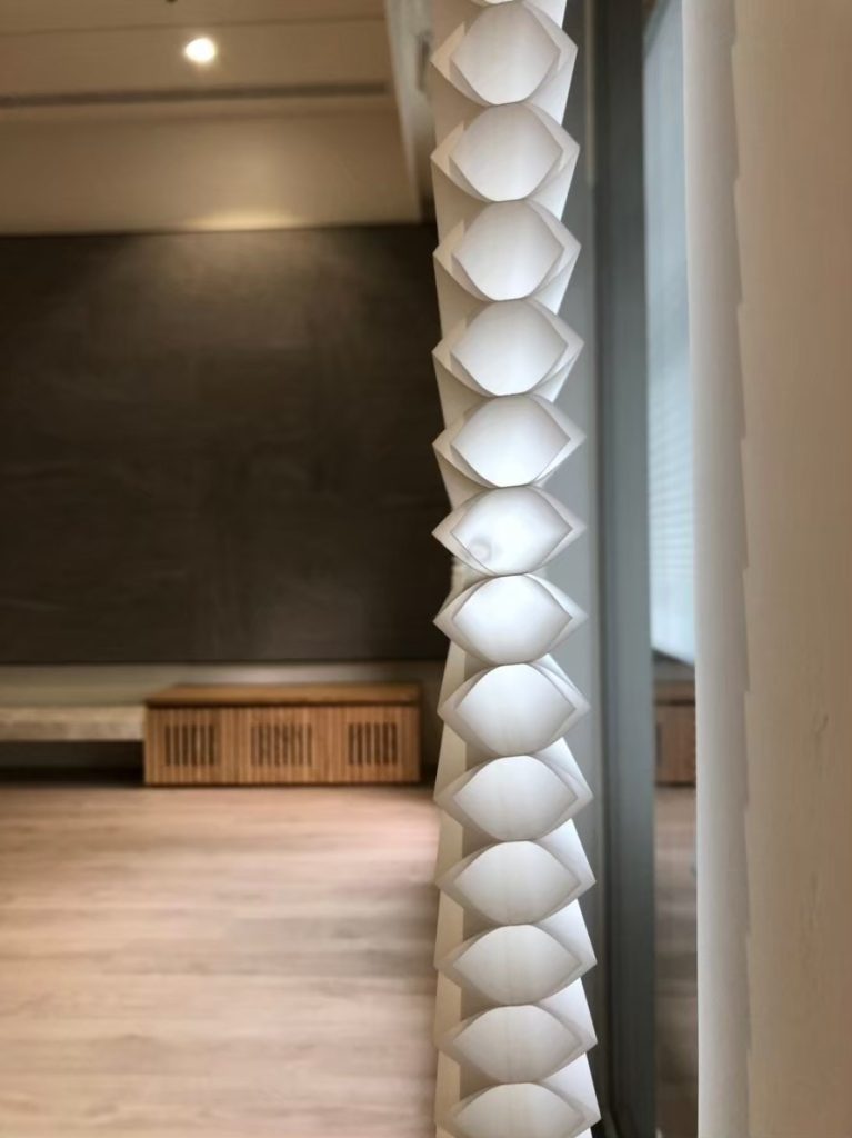 從側邊可以清晰看到風琴簾的蜂巢結構，雙層是目前台灣主流