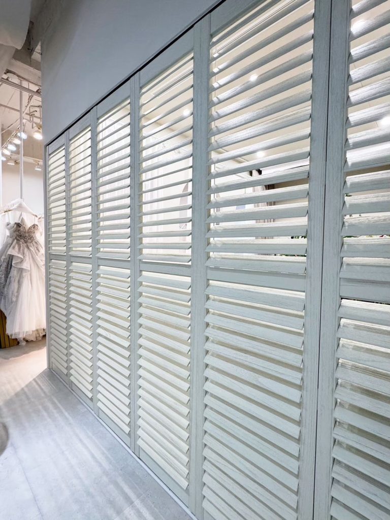 白色木紋百葉窗也可以作為隔間門