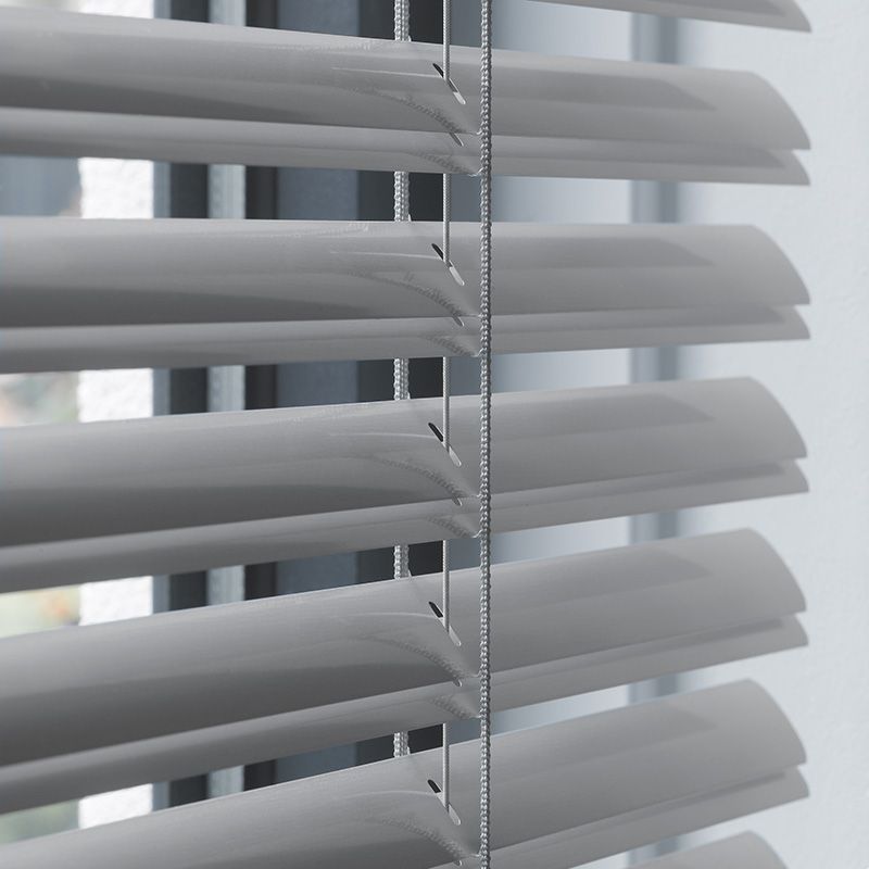 百葉窗仍然像普通百葉窗一樣關閉和傾斜