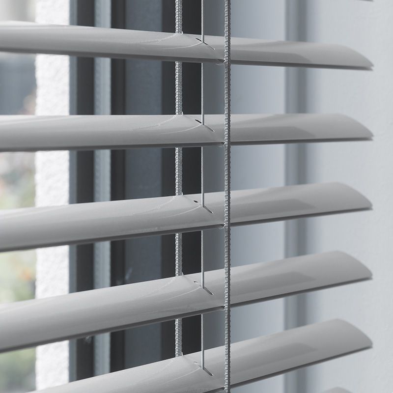 獨特的傾斜功能，打開時可將戶外視野加倍