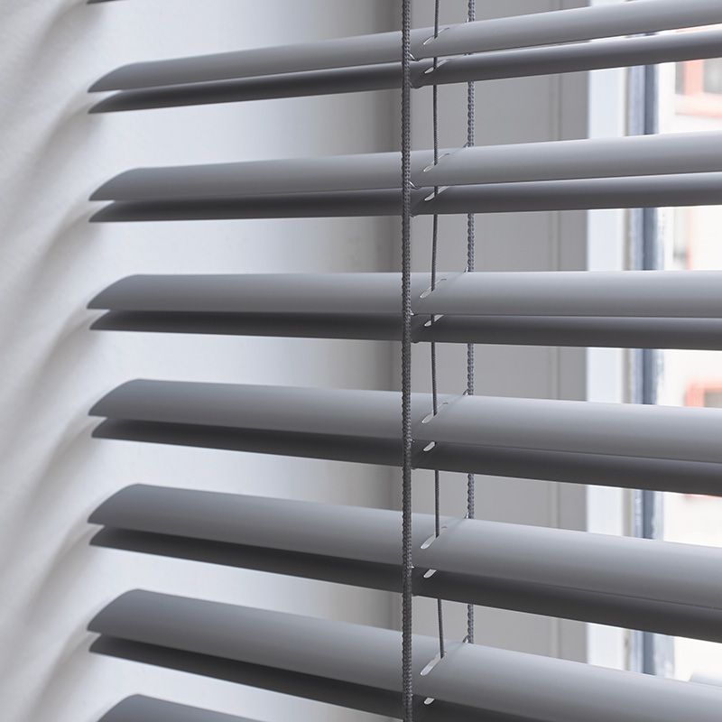 採用了雙層板條，可以更清晰、更無遮蔽地欣賞戶外風景。 