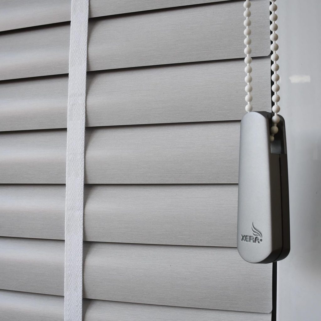 高顏值的海星百葉簾，珠鍊/拉繩垂重器，特殊中空設計可將垂重器固定於牆面使鍊繩不易晃動，避免孩童在拉扯過程中發生不必要的危險