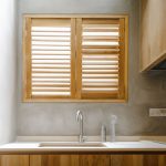 一扇原木百葉能讓廚房增添明亮、通風的窗口