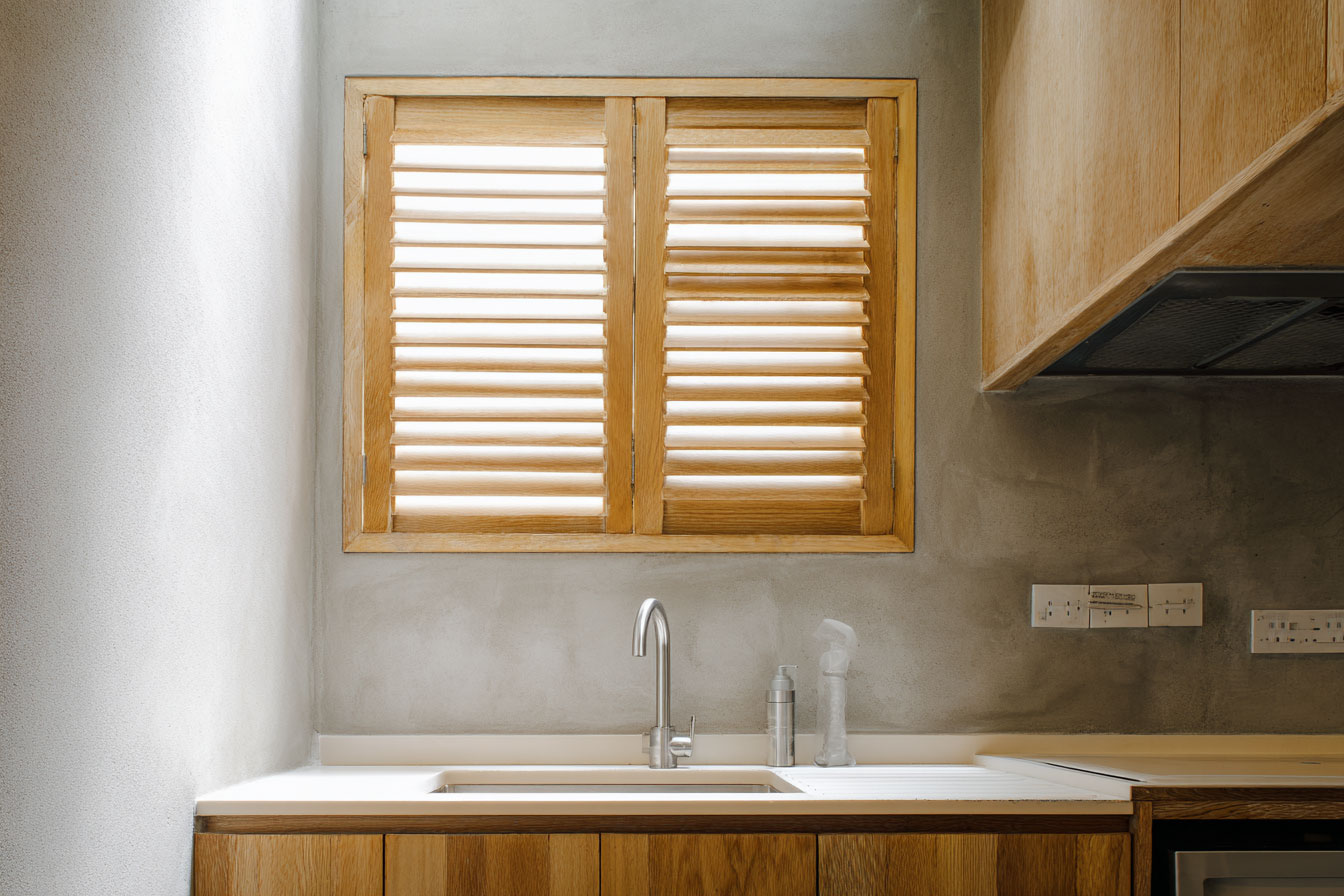 一扇原木百葉能讓廚房增添明亮、通風的窗口