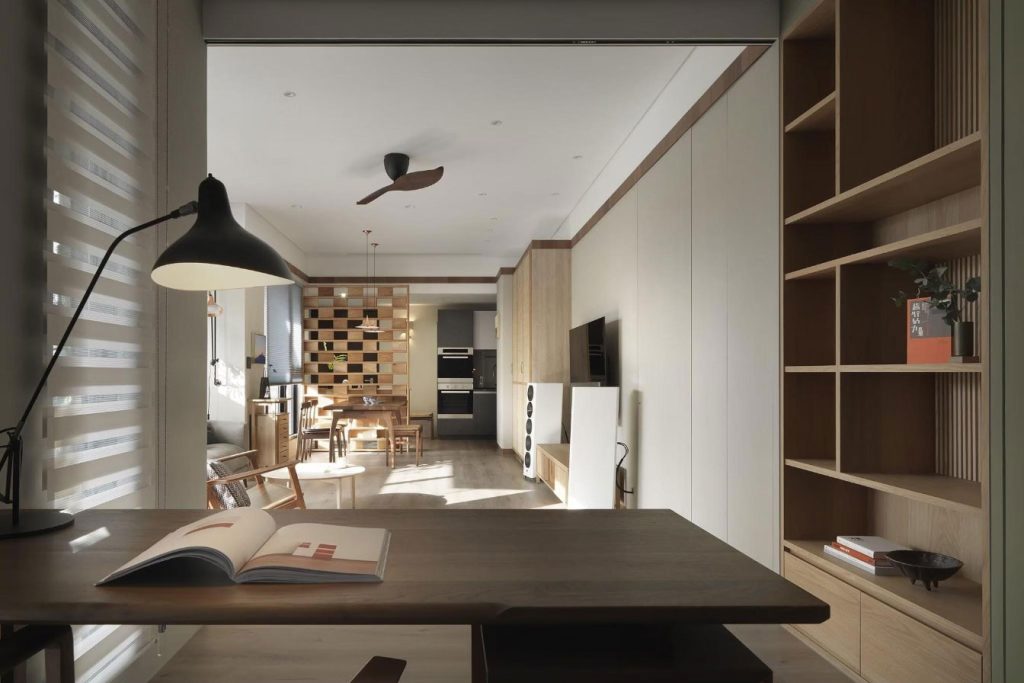 午後陽光角度低、光線強，容易造成螢幕反光或室內過熱。調光簾應該實體帶覆蓋、僅留少量透光縫隙