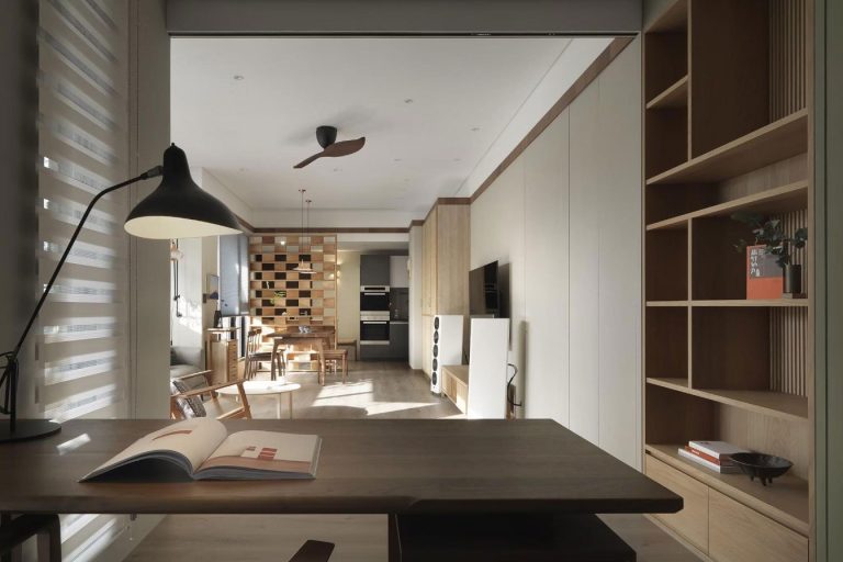 午後陽光角度低、光線強，容易造成螢幕反光或室內過熱。調光簾應該實體帶覆蓋、僅留少量透光縫隙