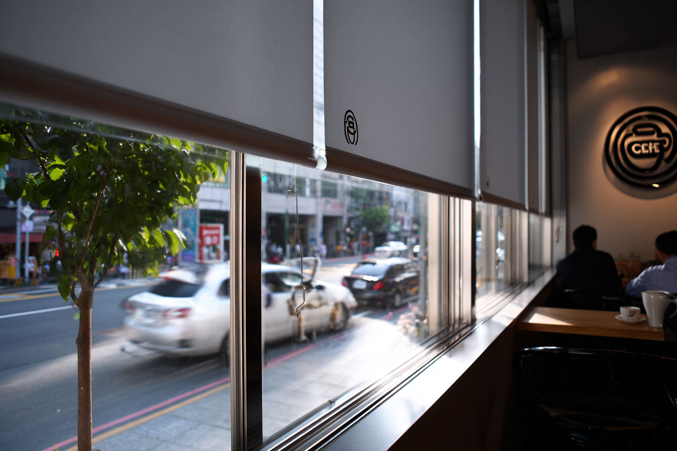 商業櫥窗遮陽一般會選用可印刷捲簾