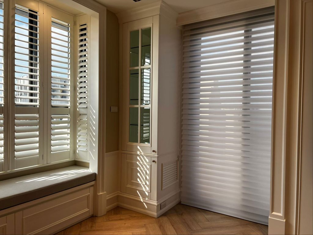 客廳兩個不同面向的窗戶選用了不同類型窗簾，柔紗簾與木百葉機能特性都有不同