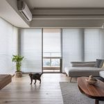 客廳裝設大面積絲柔百葉，光線更柔和，具有百葉簾的功能，但不像百葉簾容易損壞