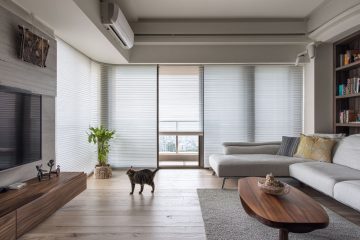 客廳裝設大面積絲柔百葉，光線更柔和，具有百葉簾的功能，但不像百葉簾容易損壞