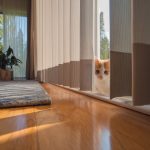 家中有養寵物需要考慮寵物的活動動線與習慣，並注意窗簾拉繩可能成為寵物的安全隱患