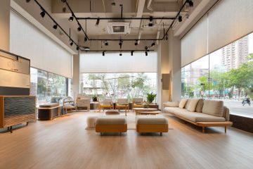 家具店的輕柔淡音樂能烘托放鬆的購物情境，搭配調光的捲簾，精選材質能讓減輕玻璃反射音