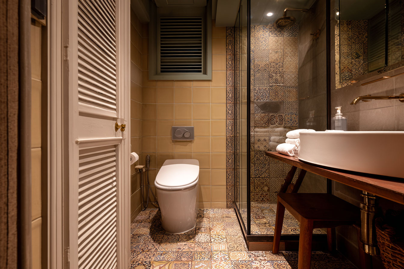 對外小窗最適合的窗簾類型是塑鋁百葉窗