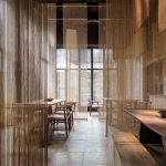 少見的公共餐廳設計，以捲簾做視線區隔，保留通透感