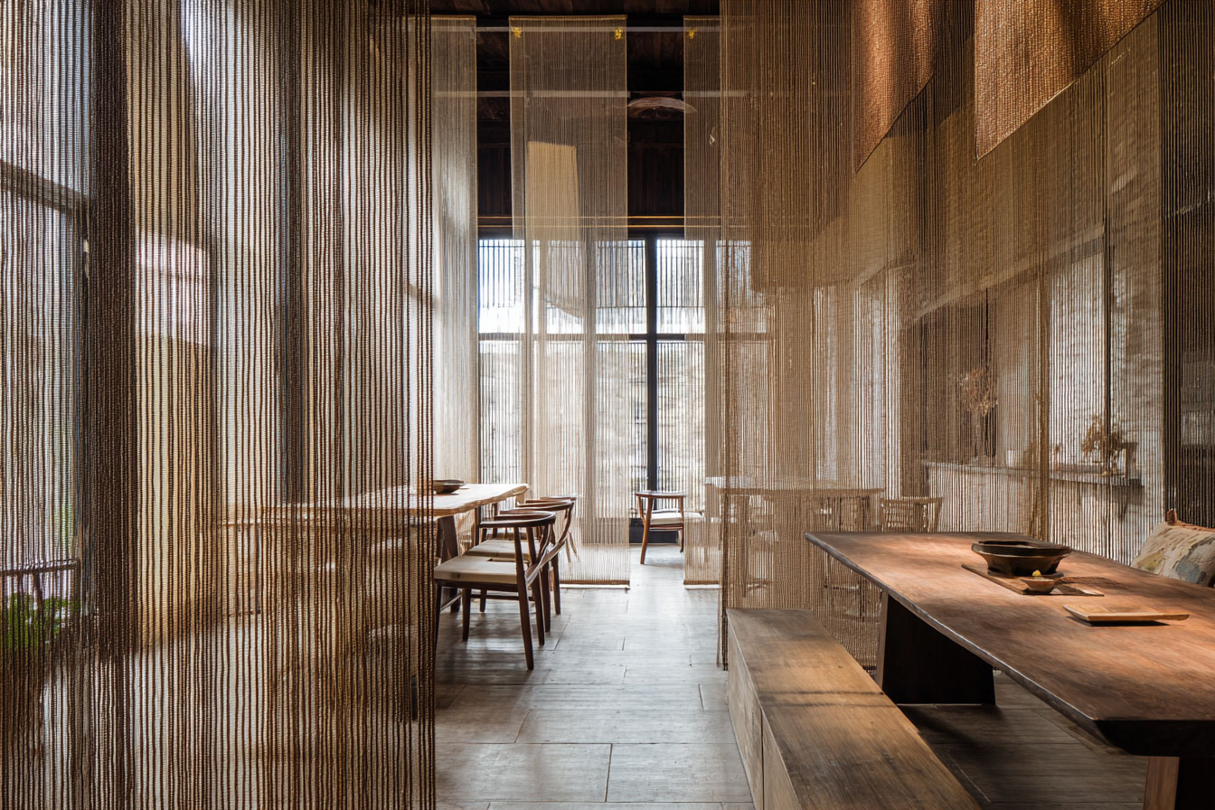 少見的公共餐廳設計，以捲簾做視線區隔，保留通透感