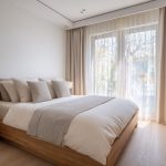 布簾結合紗簾對主臥室的實用與質感都是加分