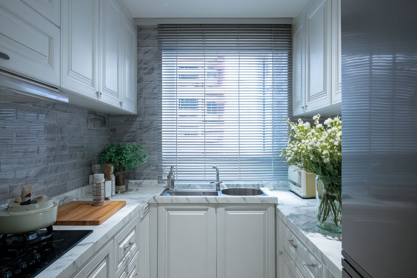 廚房窗簾選擇性相對較少，需要長期能耐油煙、水，並且容易清洗