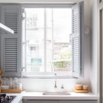 廚房裝設木百葉窗