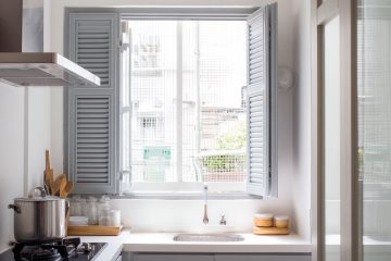 廚房裝設木百葉窗