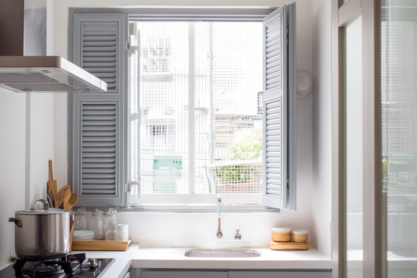 廚房裝設木百葉窗