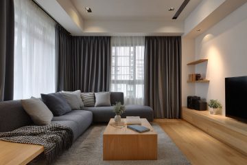 打褶布簾能夠讓空間感延伸，對於客廳的空間有放大效果