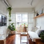 折疊式白色木百葉能夠讓客廳落地窗完整開啟