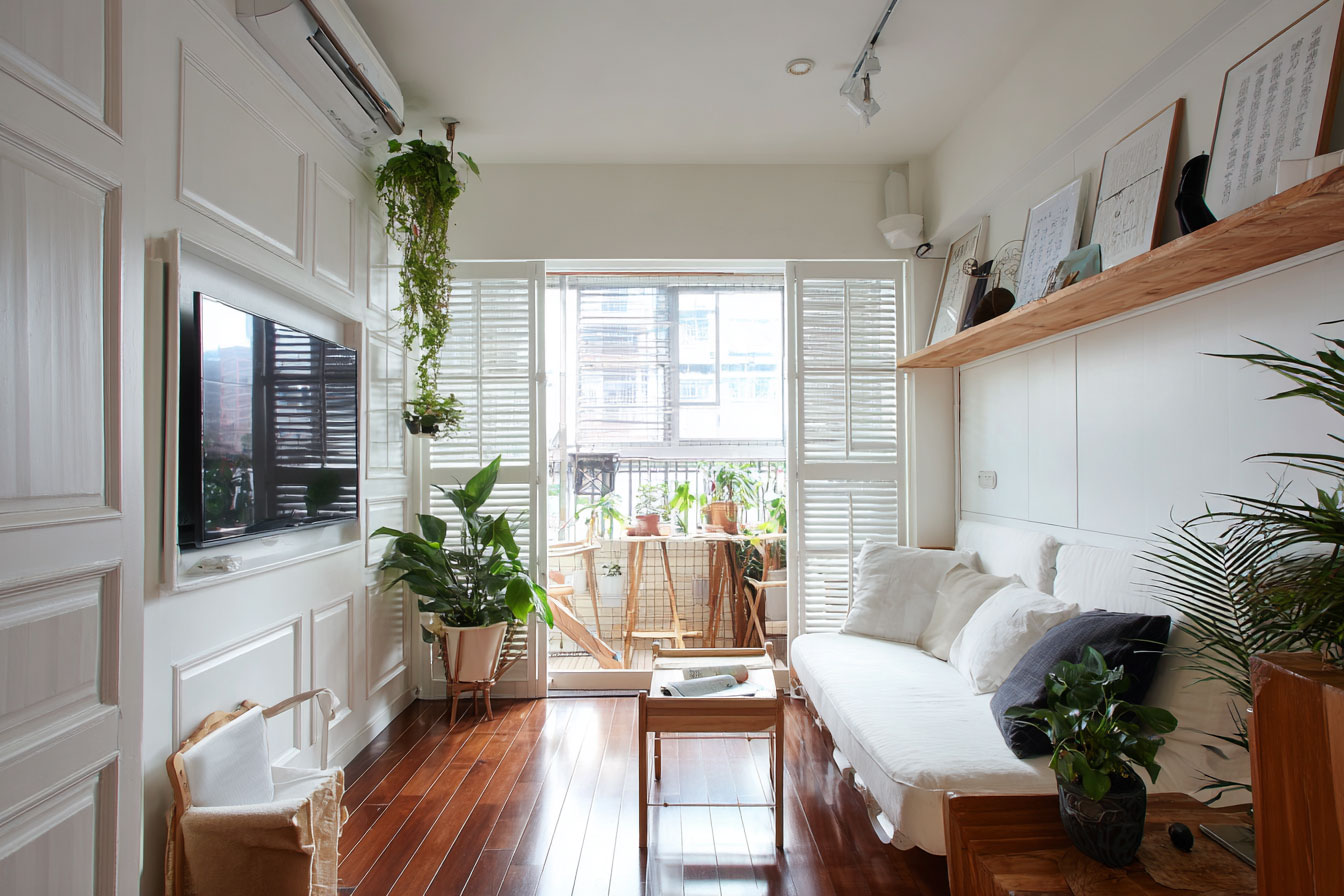 折疊式白色木百葉能夠讓客廳落地窗完整開啟