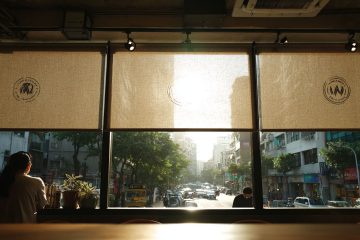 捲簾能決定透光率、遮光效果，也是所有窗簾中最適合印製商業宣傳的窗簾類型