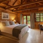 森林度假風，原木屋民宿客房，搭配木百葉與布簾