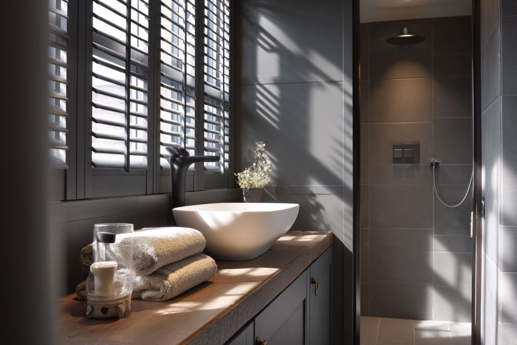 塑鋁百葉是台灣浴室最佳的選擇之一。百葉窗能同時提供通風、隱私保護、視線、控光等多重效益，是各種窗簾中唯一能同時提供這些機能的類型。