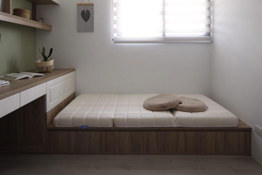 清晨時分的調光簾，透光帶對齊、遮光帶不完全覆蓋，讓光線更柔和