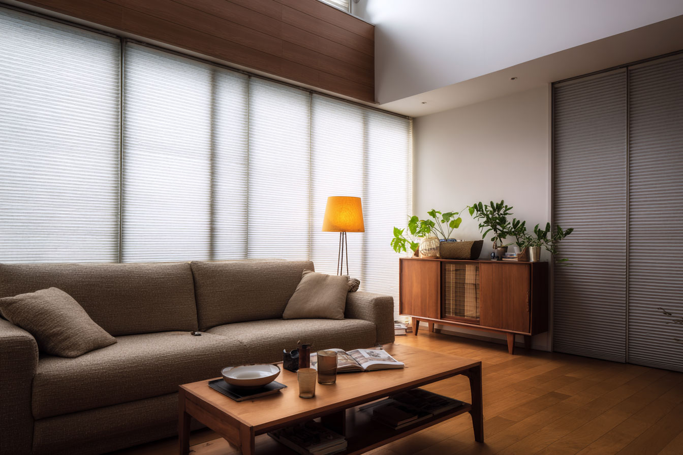 現代化風格客廳，風琴簾是提升質感的一種窗簾類型