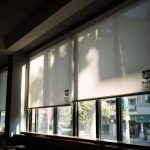 用捲簾作為商業櫥窗窗簾