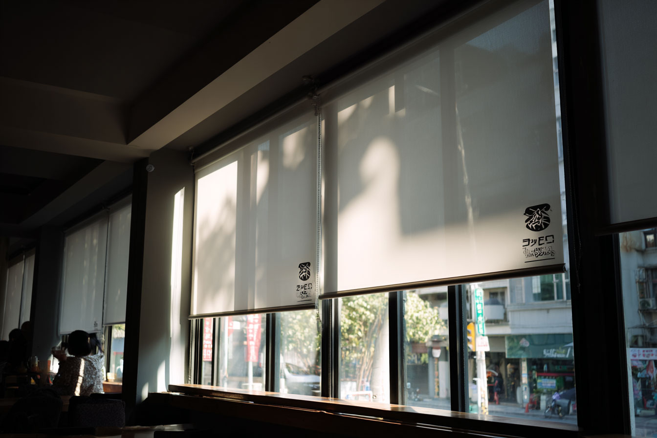 用捲簾作為商業櫥窗窗簾