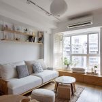 白色原木色系，木百葉是遮蔽視線、通風、安全、調整光線的好選項