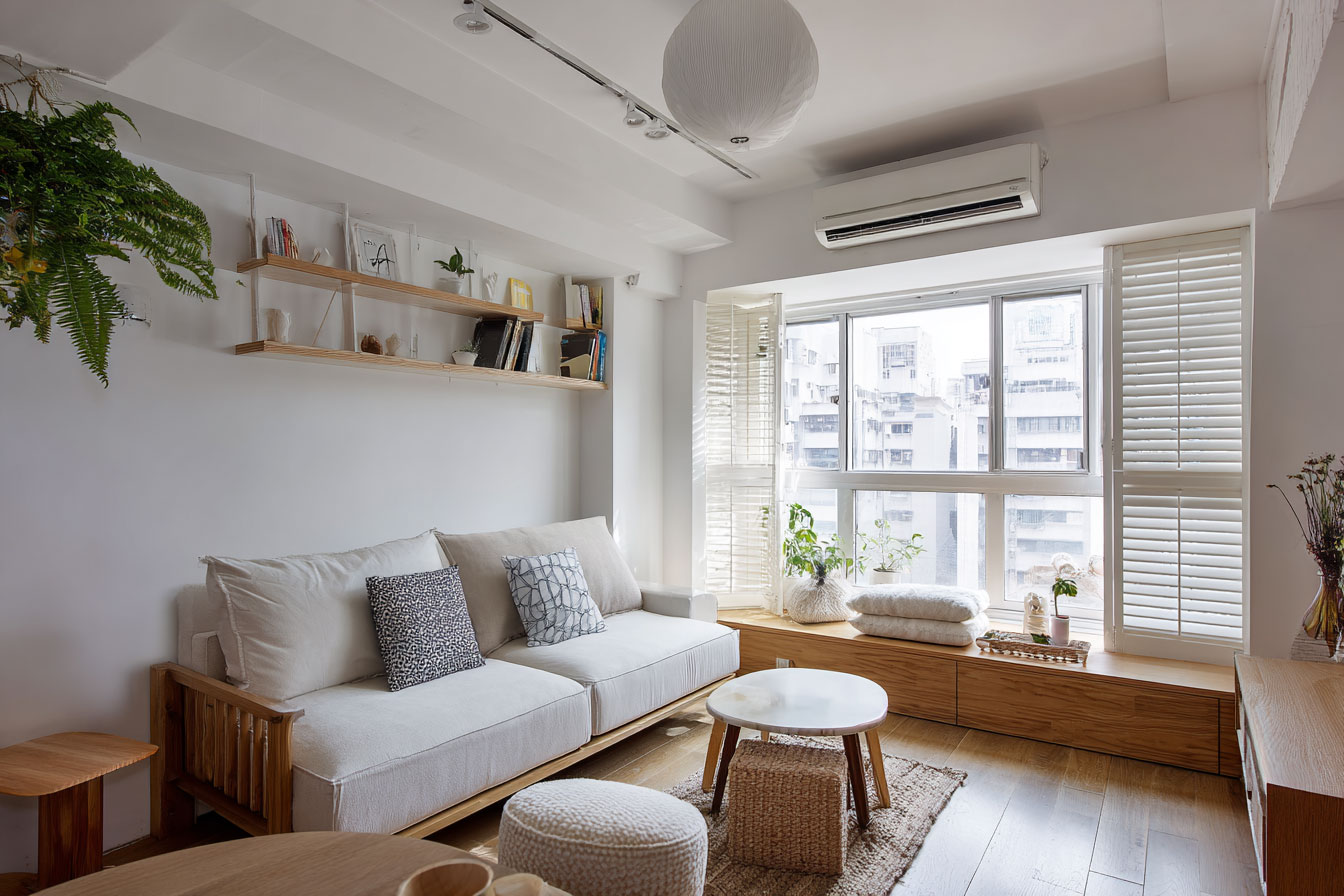 白色原木色系，木百葉是遮蔽視線、通風、安全、調整光線的好選項